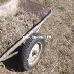 Двухколесная садовая тачка на фото