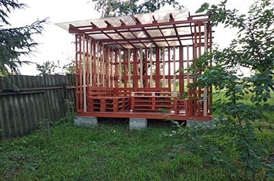 Самодельная беседка из старых поддонов для дачи